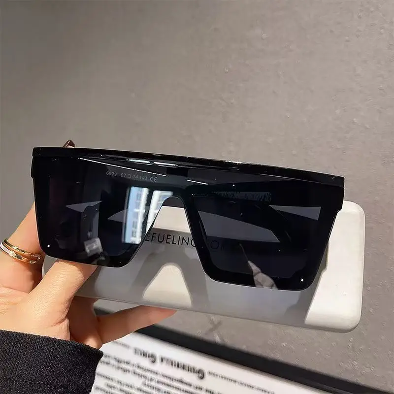 Vintage Outdoor Fashion - Klasyczne, kwadratowe okulary przeciwsłoneczne dla kobiet,